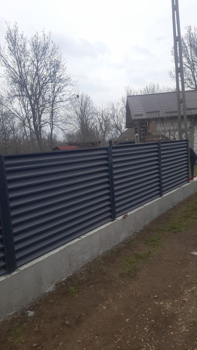 Construim garduri și porți stil jaluzea șipcă metalică tablă cutata