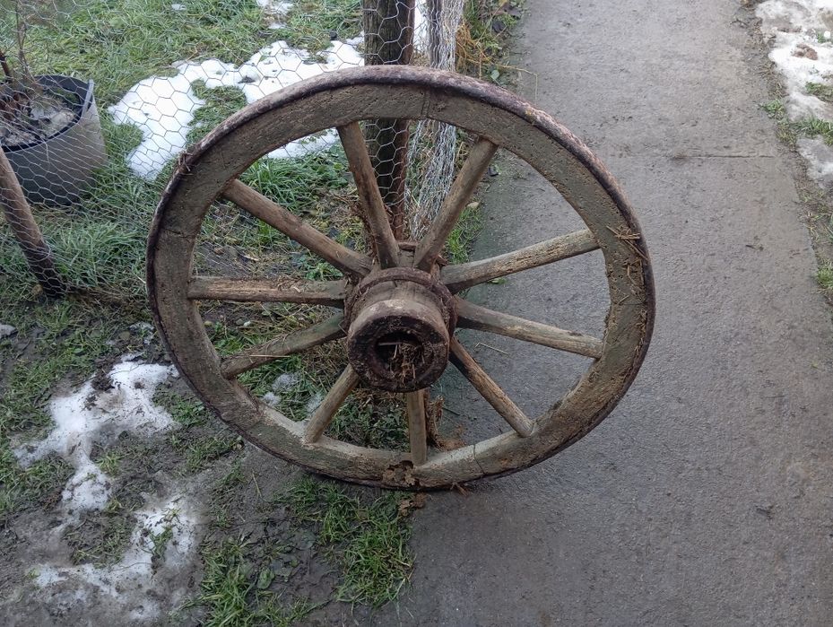Roata antică de lemn pt căruță