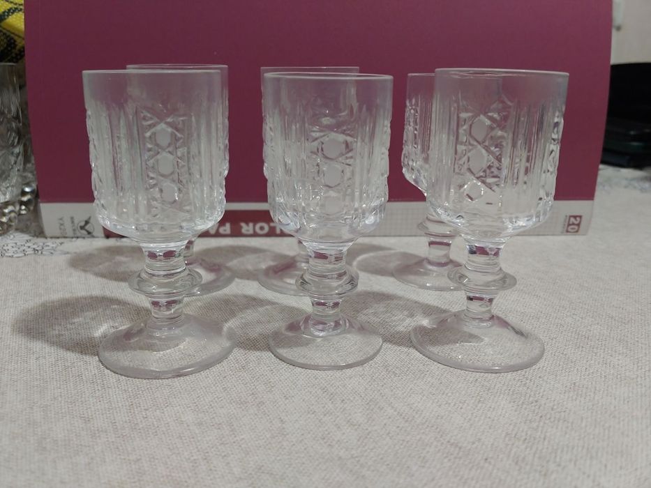 Хрустальные рюмки.
