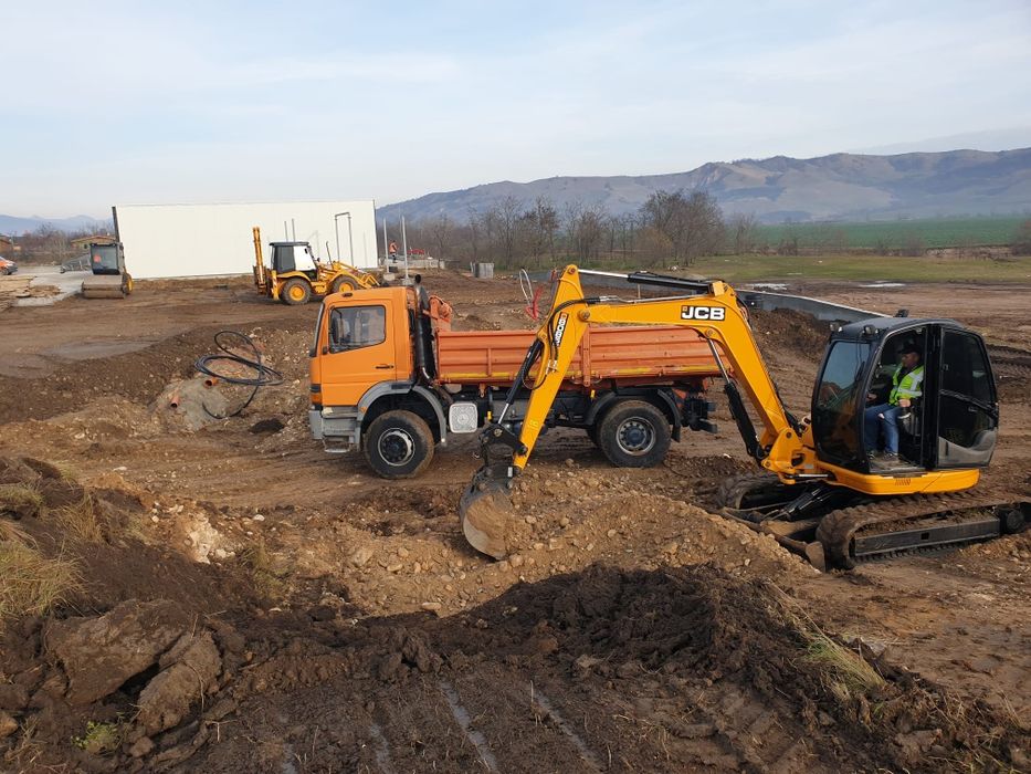 Închiriez Buldoexcavator