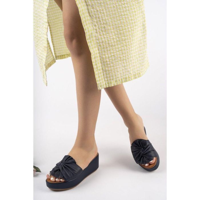 Женские стильные тапочки на танкетке из натуральной кожи