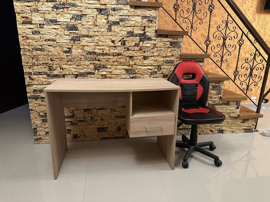 Vand scaun si birou impreuna , in stare foarte  buna !