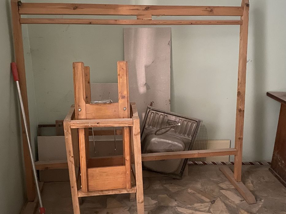 Старьё ищ досок .стеклянная подставка. Угольник под топчан. Кафель. Ба