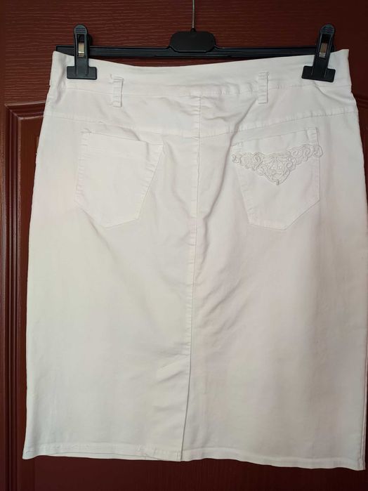 Спортно - елегантна бяла пола