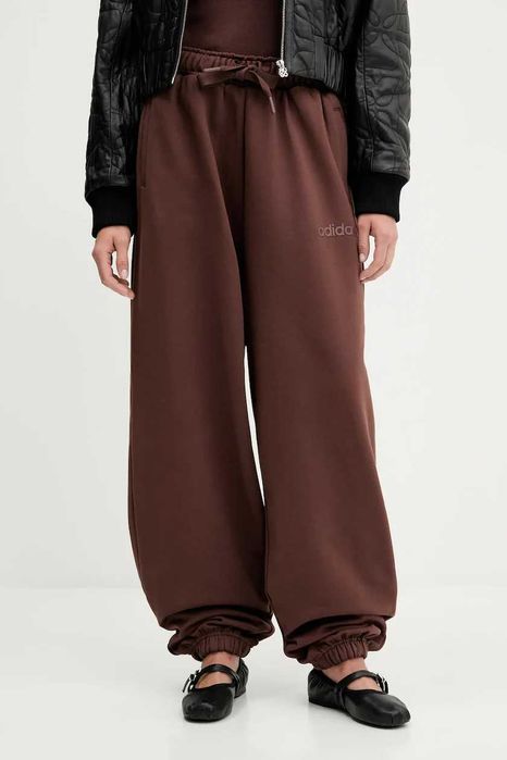 Спортен панталон adidas Originals Essentials в кафяво изчистен дизайн