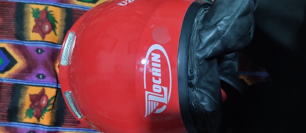 Lochin mototsikl kaskasi sotiladi