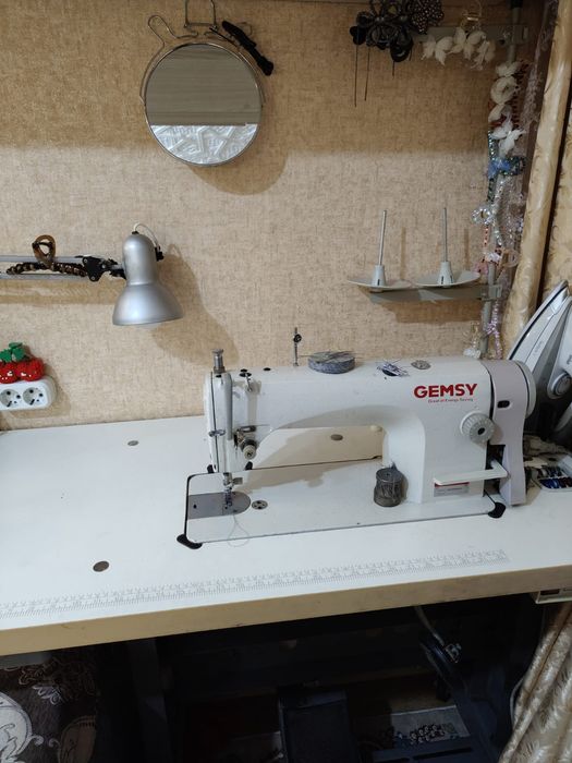 Продам швейную машинку