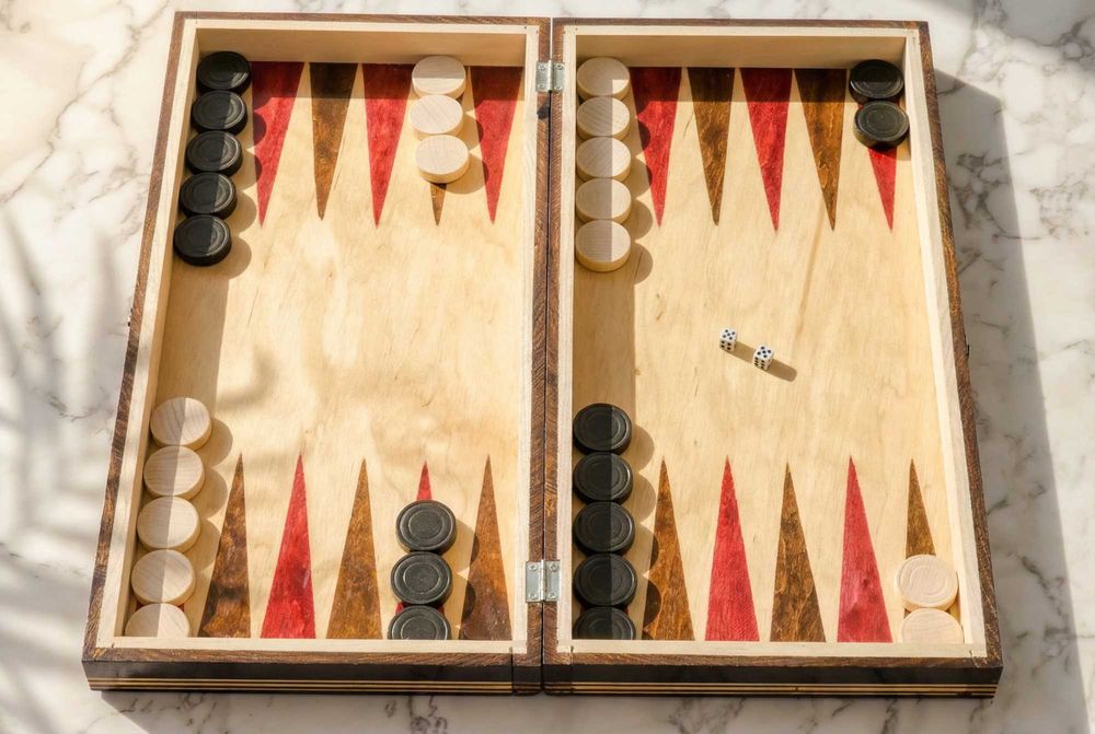 Joc de șah și table din lemn, sculptat și pictat manual (artizanat)