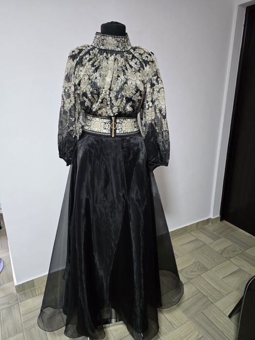 Fusta lunga din tull, model clos;