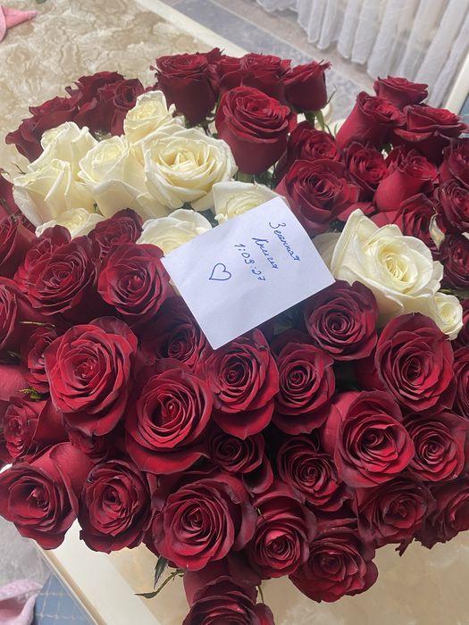 Свежие цветы красные розы