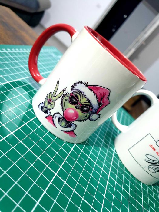 Cană inscripționată cu Grinch – cadoul perfect pentru sărbători!