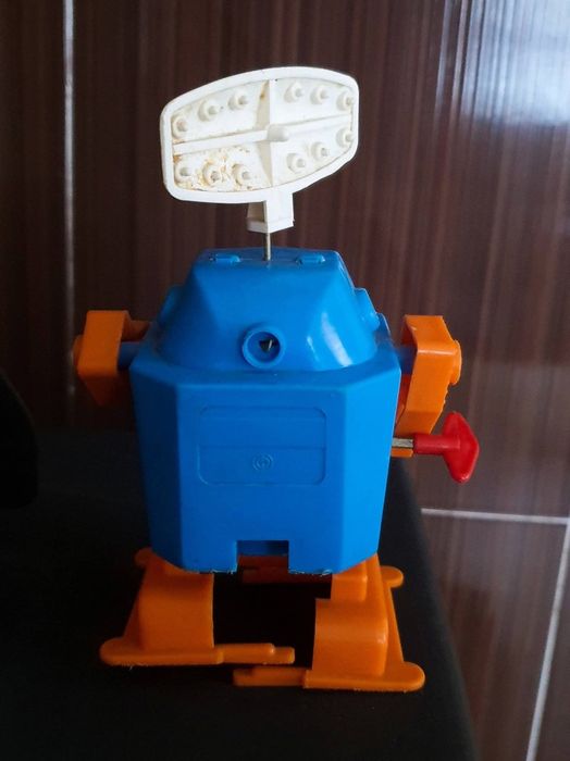 Винтидж механична играчка робот, произведена в  (СССР) през 70 те год.