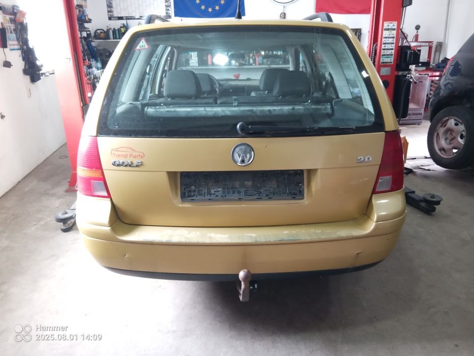 Продавам volkswagen golf 4 2000 кубика 115 коня бензин на части