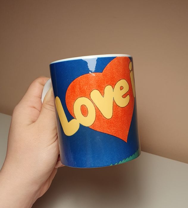 Кружка с принтом "Love is"