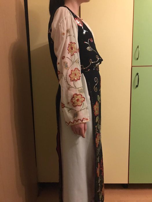 Costum popular cu paiete