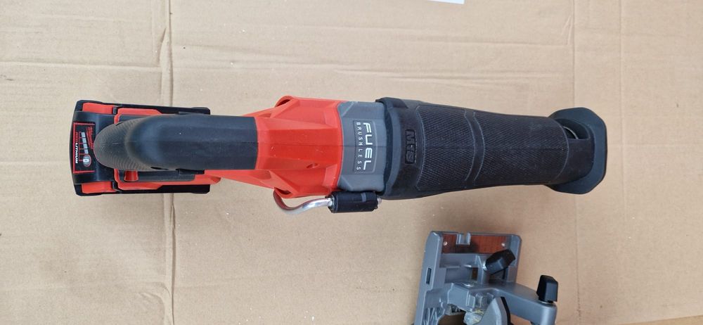 Milwaukee circular , ferestrau sabie