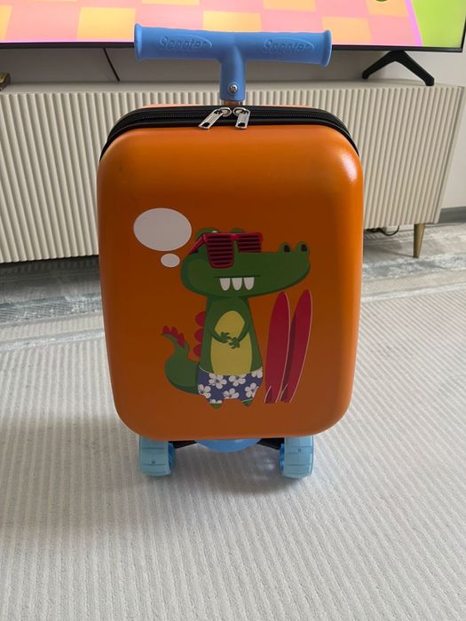 Продам детский чемодан