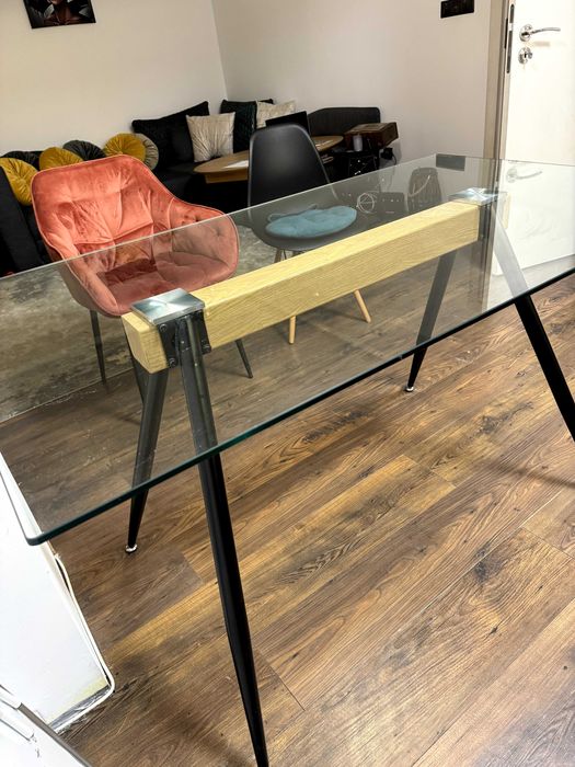 Стъклена маса с метални крака