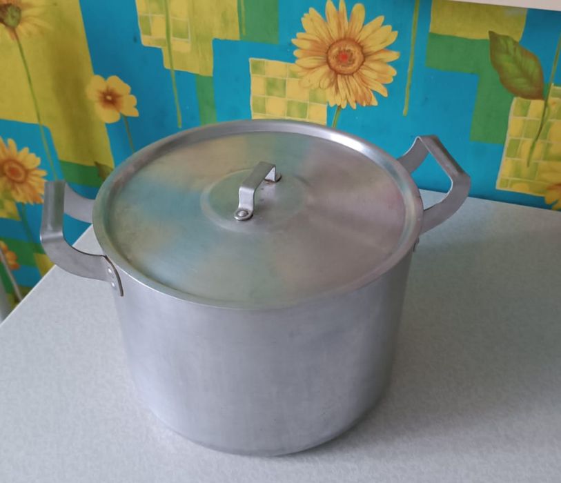 Продам кастрюлю 8 л