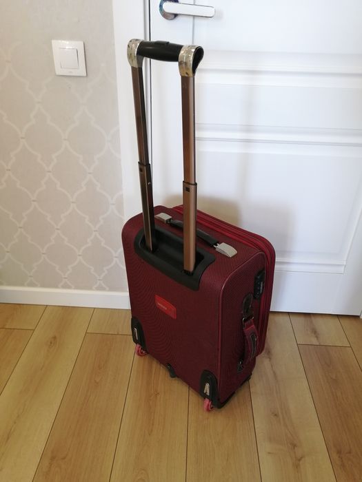 Продам средний чемодан.