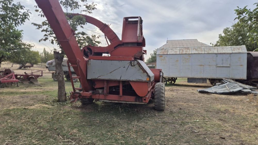 Makkajo‘xori va silos o‘radigan kombayn sotiladi