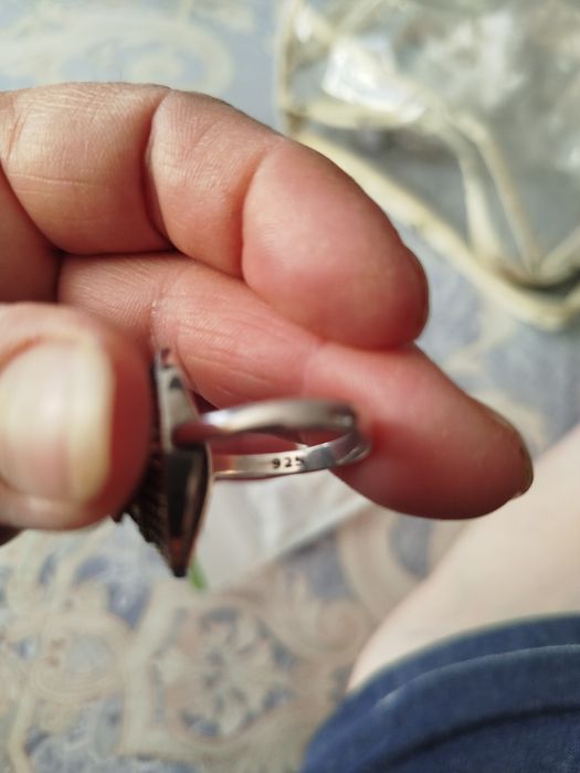 Продается кольцо серебря ное с камнем хамелеон.