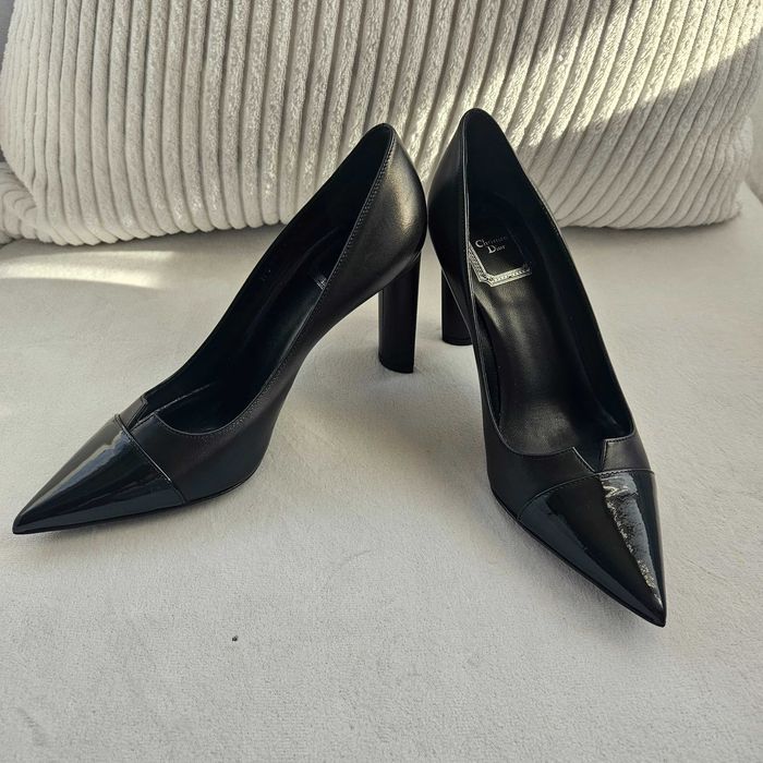Urgent se vinde încălṭăminte dama, noua Christian Dior 34,5-35. Preṭul/pereche