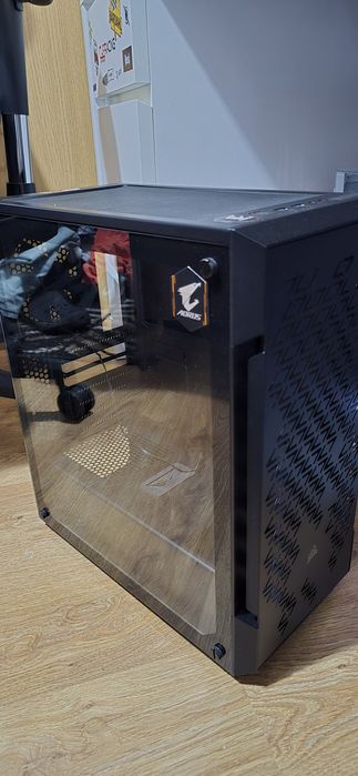 Carcasă PC Corsair iCUE 220T – stare foarte bună