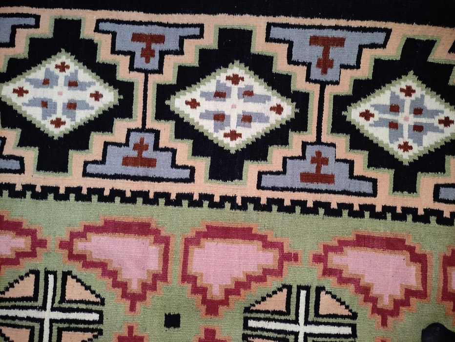 Covor vechi traditional lucrat manual