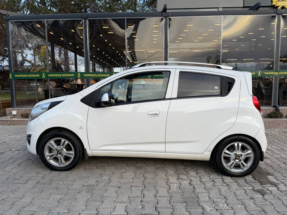 Продам Спарк белый