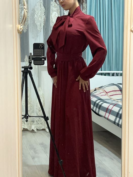 Элегантное бордовое платье