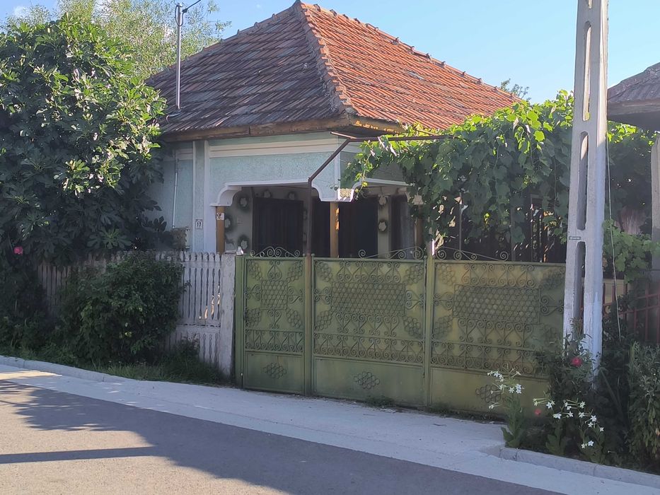 Casa bătrânească de vânzare