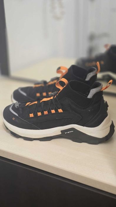 Bugatti
Сникърси