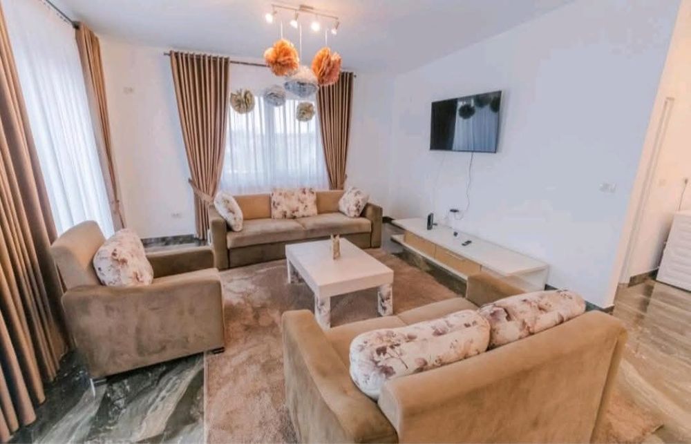 Apartament 3 camera decomandat cu curte proprie de 80 mp.