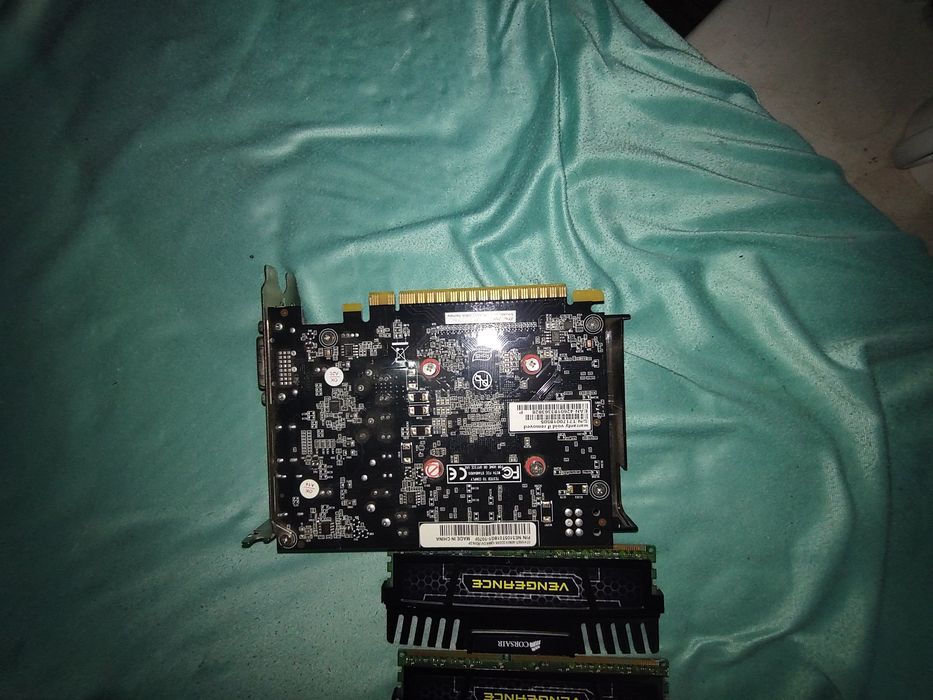 Четири плочки рам и видеокарта