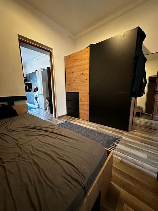 Închiriez apartament la casă