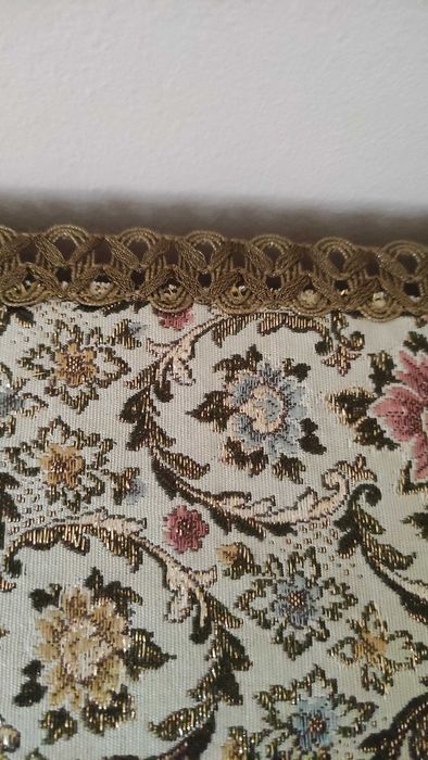 Красива покривка за маса/тишлайфер с втъкана златна нишка