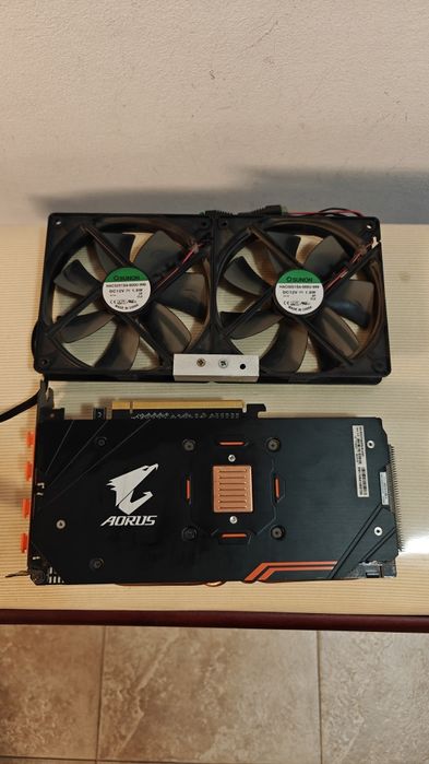 Vând placa video Gigabyte Aorus Radeon Rx 570 4gb + riser