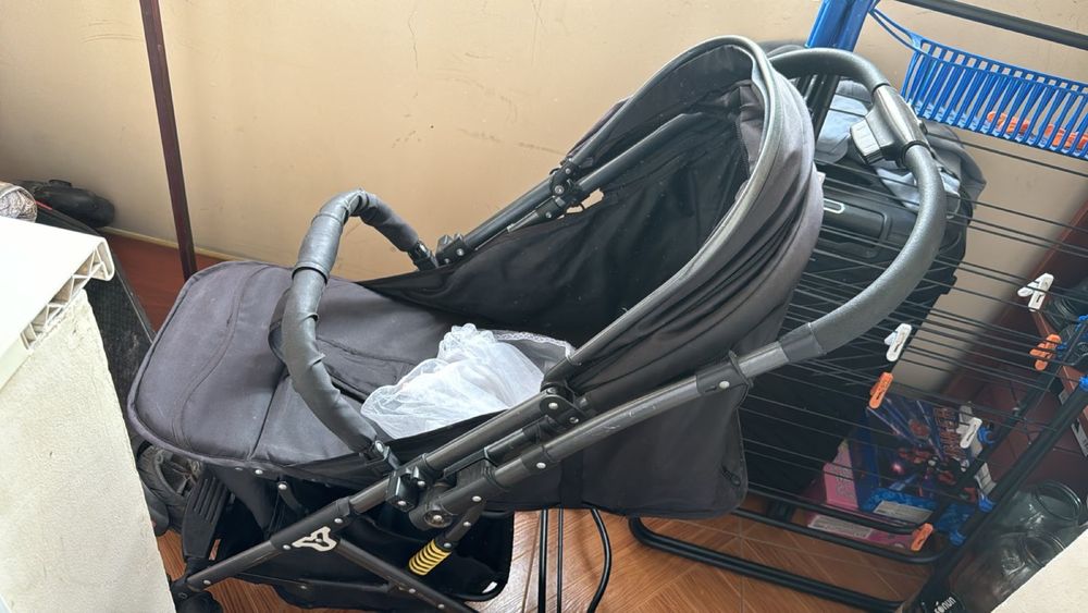 Детская коляска (универсальная, удобная)