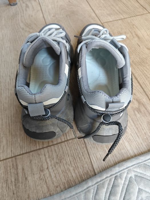 Кроссовки спортивные 41-42Р