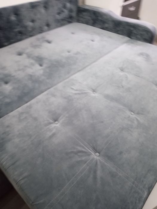 Vând canapea extensibila din catifea,220 lungime pe 200 lățime cu ladă