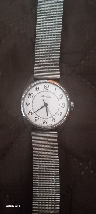 Продавам руски часовник Ракета..За ценители.с хубава метална верижка.