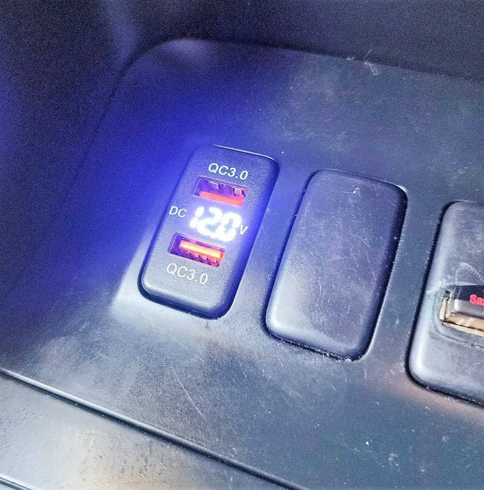 Быстрое USB зарядное устройство и вольтметр для TOYOTA