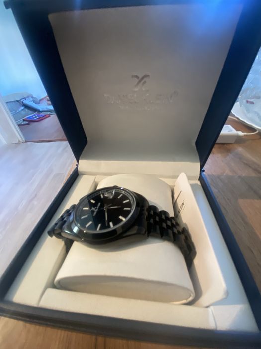 Продам часы новые Deniel klean