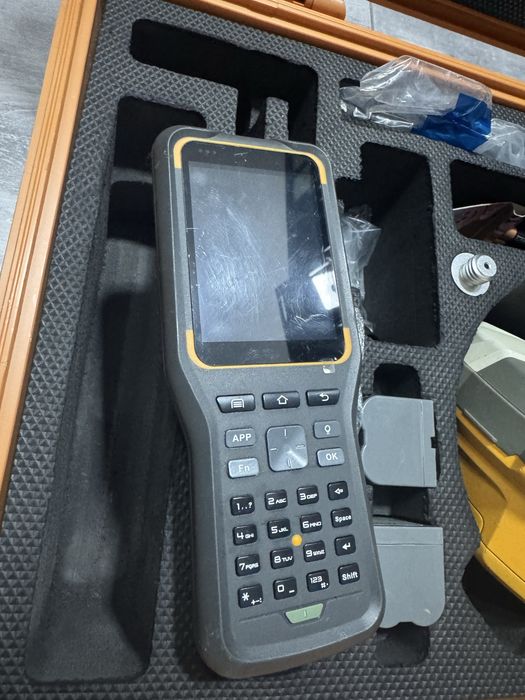 Sistem RTK Hi-Target V60 + Controller iHand30
