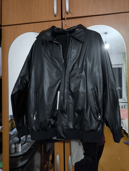 Куртка из искусственной кожи.