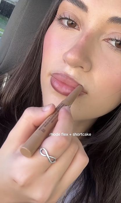 Rhode peptide lip shape молив за устни