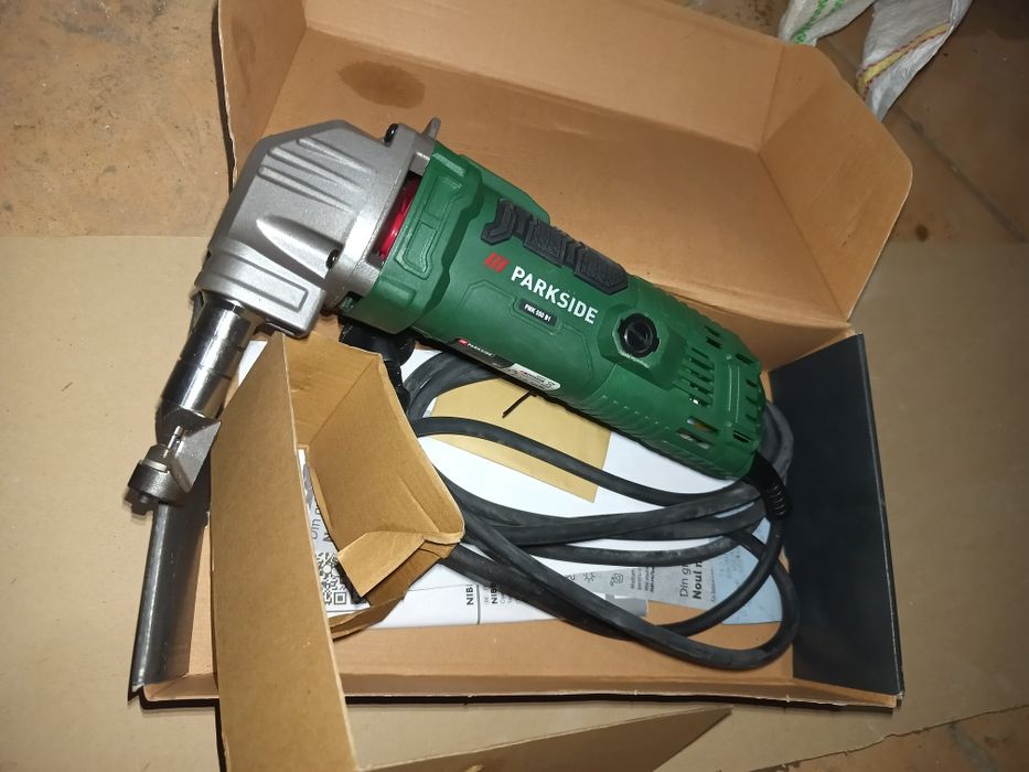 Mașina , aparat de tăiat tabla parkside