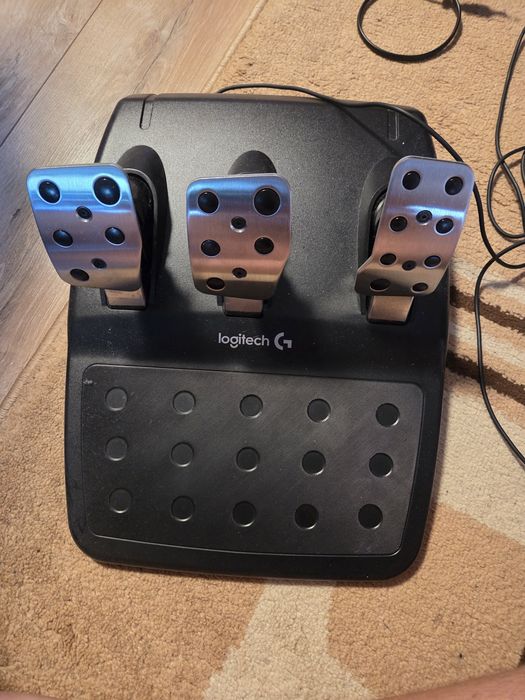 Vând volan gaming Logitech G290 + schimbător. Rog seriozitate.