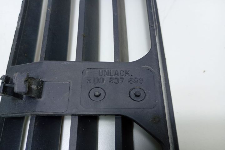 Grila  bara fata 8D0807683 Audi A4 B5 (facelift) seria